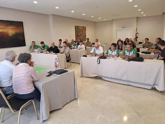 Portada: Convivencia de entrenadores de ADESA. puesta en comun de funcionamiento